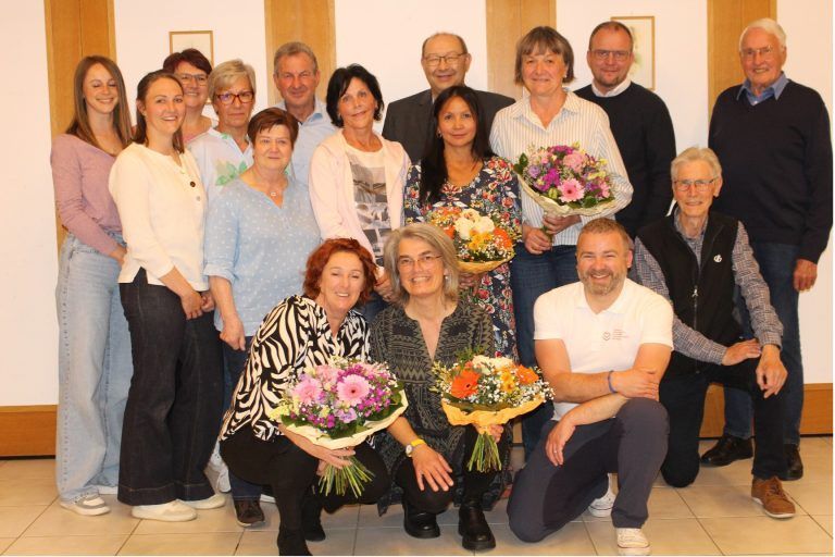 Gut aufgestellt präsentierte sich das Team des Kranken- und Altenpflegevereins Hohenweiler, Eichenberg und Möggers (im Bild mit den Bürgermeistern Wolfgang Langes und Nico Flachsenberger) bei der 35. Generalversammlung im Gasthof Stadler in Möggers. STP