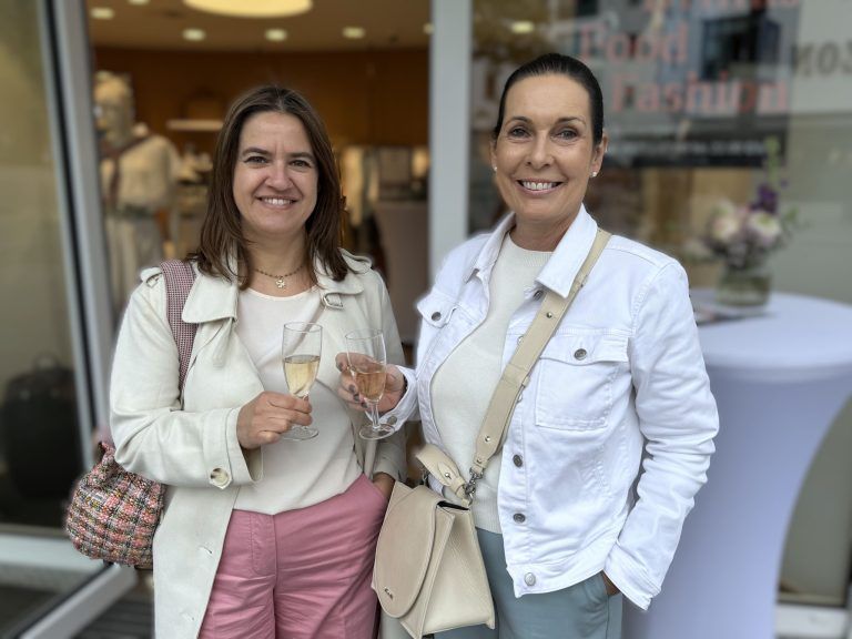 Modischer Sommerauftakt: Elke Kocevar (Carla) und Annerose Löw (Sägenvier).
