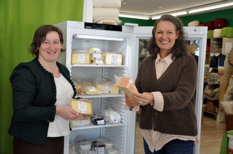 In Doris Hausers (re.) GEA-Shop gibt es ab sofort die Produkte der Hofsennerei Mathis aus Laterns.
