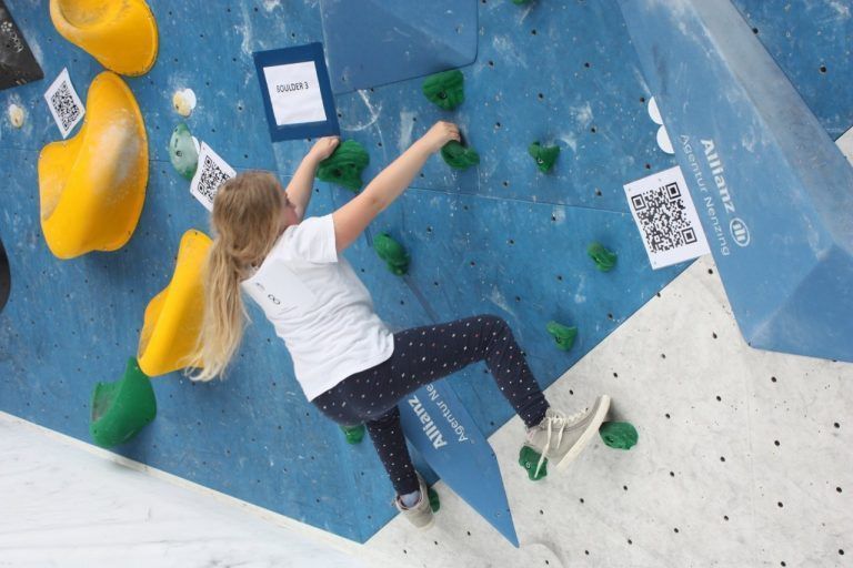 Klettern, Teamgeist und Ehrgeiz beim Volksschul-Bouldercup: Erste Kontakte mit der Kletterwand.