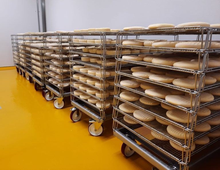 Schnepfau spezialisiert sich auf Weichkäse: Statt 30-Kilo-Bergkäselaiben reifen im Keller der Sennerei jetzt raffinierte Weichkäsespezialitäten.