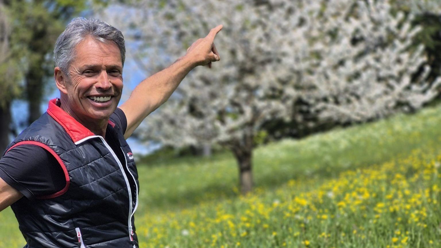 Armin Nachbaur liebt es, wenn seine Hochstamm-Bäume in voller Blüte stehen.