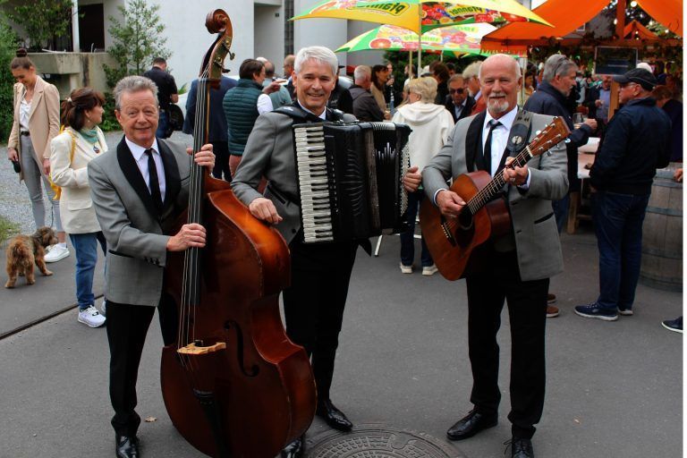 Weinseligkeit macht Lust auf mehr: Für das Kaufmann-Trio, das das Winzer-Genussfest musikalisch begleitete, war dieser Auftritt eine Reise in die Vergangenheit: „Vor mehr als 40 Jahren haben wir hier im Vereinshaus beim legendären Skiball aufgespielt . . .“