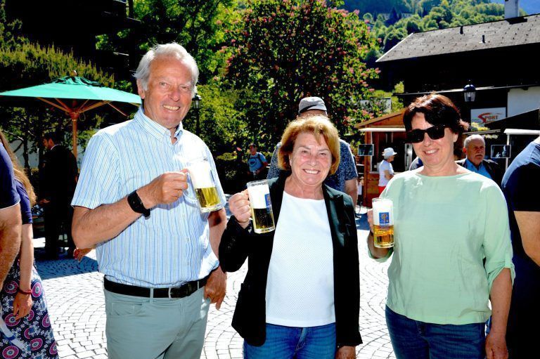 Festpremiere bei Kaiserwetter: Karl und Sieglinde Hueber (M.) sowie Andrea Ortner