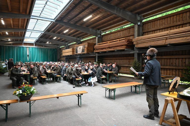 63. Bürser Jagdschießen: Die Schützen warteten im Agrargebäude gespannt auf die Ergebnisse.