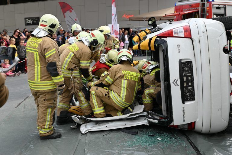 Beeindruckende Schauübung der Feuerwehr: Nachdem das Dach weggeklappt wurde, konnte mit der Bergung des Verunglückten begonnen werden.