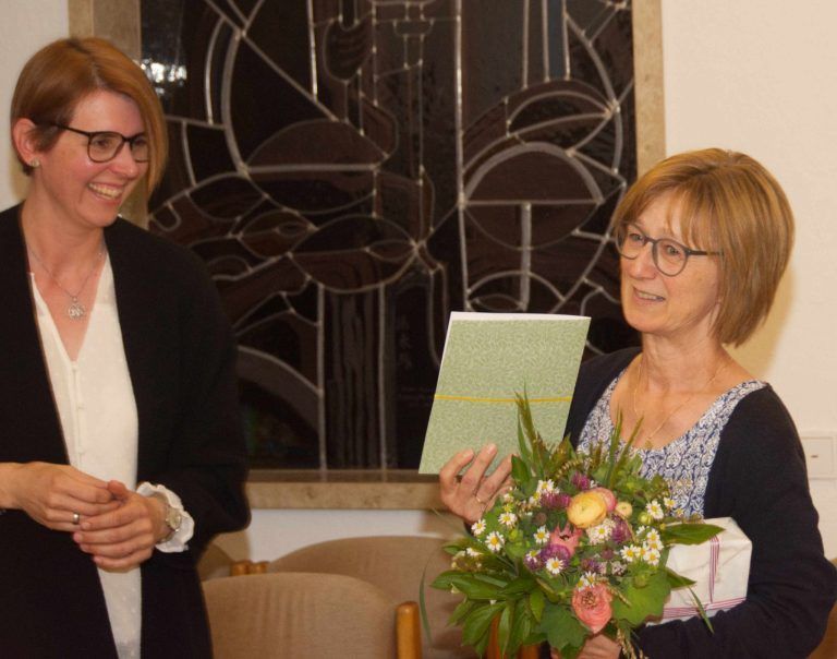Zwei Obfrauen und Digitalisierung beim Familienverband Alberschwende: Neu-Kassierin bedankt sich bei ihrer Vorgängerin Edith Fröwis