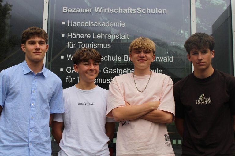 Clemens und Heinz Sutterlüty sowie Matheo Elmenreich und Jonas Schneider steuerten beim „Next Generation Award“ für die Bezauer Schule einen dritten Platz bei.