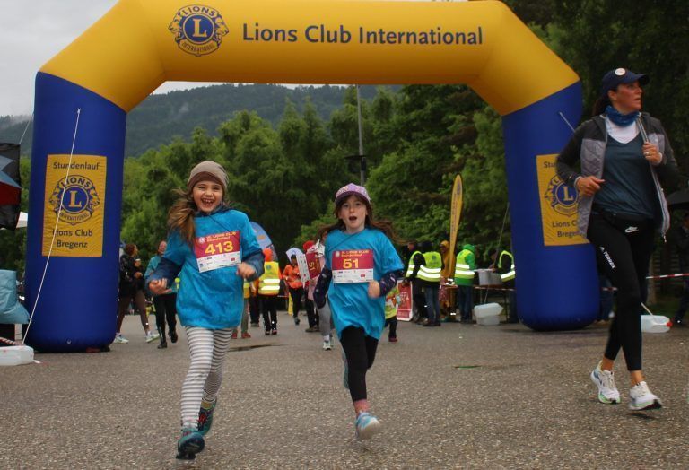 Dem Regen zum Trotz 2.612 Runden: Apollonia (51) und Clara (413) wollen es noch einmal wissen: „Eine Runde geht noch . . .!“