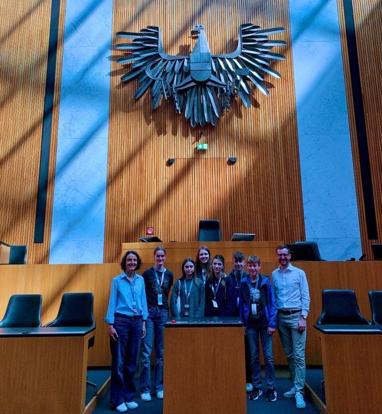Bezauer Schule hamstert wieder Trophäen: Teil des Wien-Programms rund um die MINT-Challenge war auch eine Führung im Parlament.