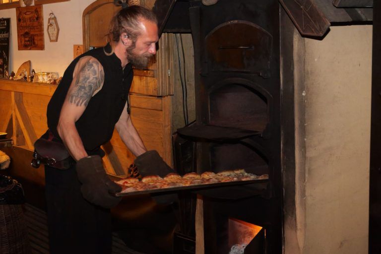Ein magisches Montfortspektakel : Feine Düfte & deftige Speisen: Flammkuchen, Wildsau und Met stillten Hunger und Durst der Besucher.