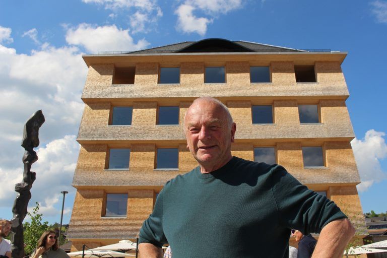 Posthus & Dorfplatz sind „angekommen“: Das Egger Musik-Urgestein Ulli Troy ist ein heißer Kandidat für die Organisation eines Events auf dem neuen Platz . . .