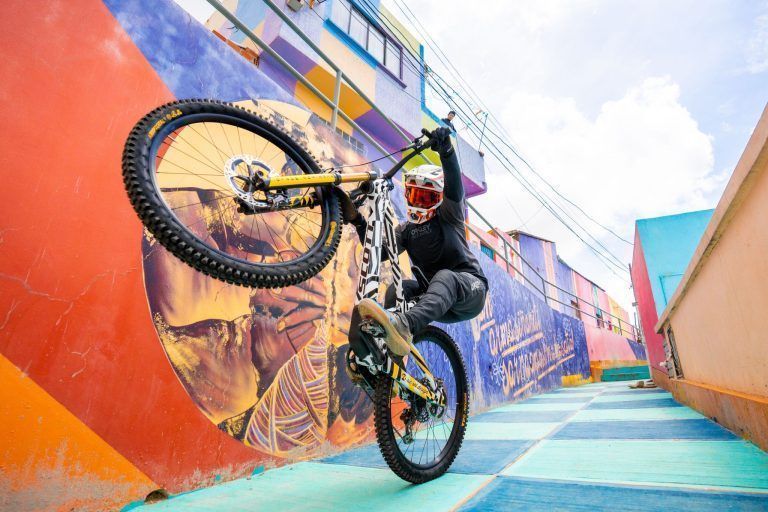 Ein Monat für Körper und Geist: Der Mountainbike-Profi Elias Schwärzler ist am 17. Mai zu Gast in der Boulderhalle Greifbar in Bregenz.