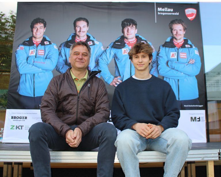 Mellau feierte seine vier Ski-Musketiere: Mit den Vorbildern „im Rücken“ setzte sich SV-Obmann Thomas Übelher mit dem nächsten Talent, Leo Bereuter, zum Fotoshooting aufs Podium.