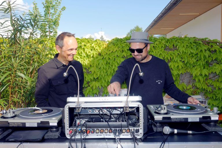 Saniertes Naturbad festlich eröffnet : Abends klang der Tag bei besten Beats von DJ Hannes J. und Thomas G. aus.