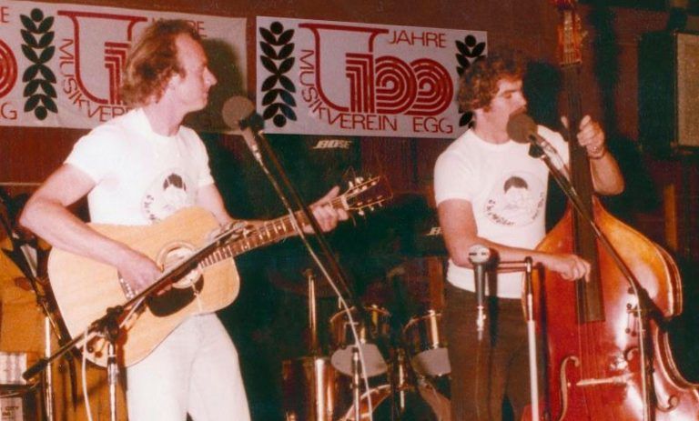Zehn Stationen für herbstliche Enkel-Tour: 49 Jahre nach dem legendären „A-wan, a-tu, a-drü – a-fango . . .” mit Hermann Stadelmann im englischen Pub und später bei der Hitparade des Egger Musikfestes (Bild)  denkt Ulli Troy noch nicht ans „A-viere, a-fümfe, u-fhöra . . .“  und fängt stattdessen immer wieder neu an – aktuell ist am 2. Oktober mit Enkel & Wieborsito wieder “A-wan, a-tu, a-drü – a-fango . . .” mit einem Update von "Egg-Andelsbuch-re-TOUR" angesagt.