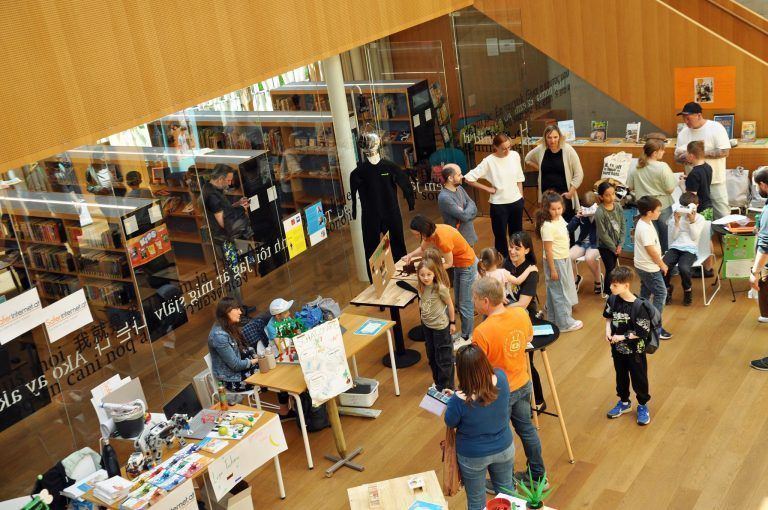 Stadtbibliothek wurde zum Forschungslabor: In der ganzen Stadtbibliothek wimmelte es von Nachwuchsforschern.