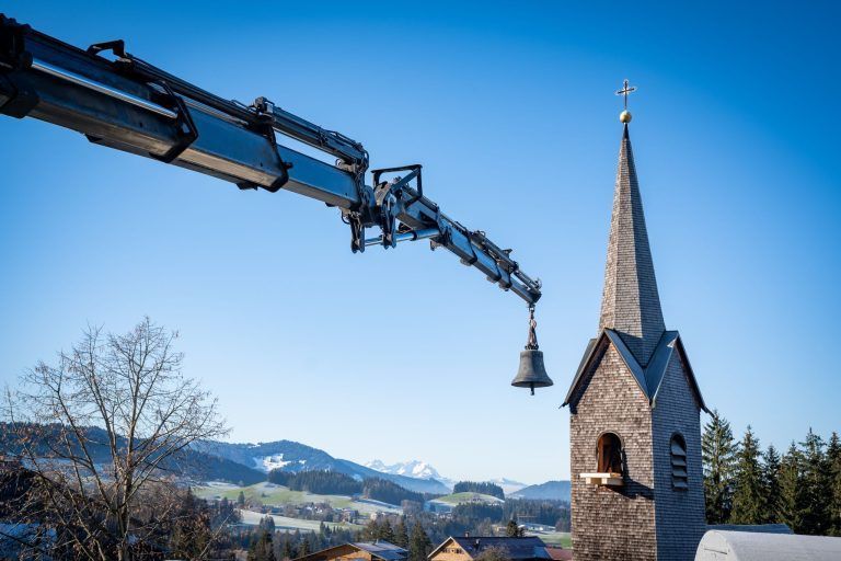 Glockenfest in Riefensberg: Mit dem LKW-Kran wurde die 330 kg schwere Glocke aus dem Turm gehoben.