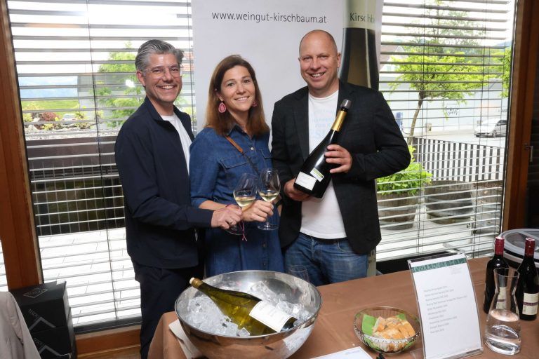 Wein und Kulinarik zum Jubiläum: Werber Simon Ender mit Valerie und Winzer Bruno Kirschbaum.