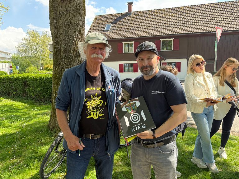 Ein Fenster in ein buntes Universum: Helmut King mit Fan Roland Schmid.