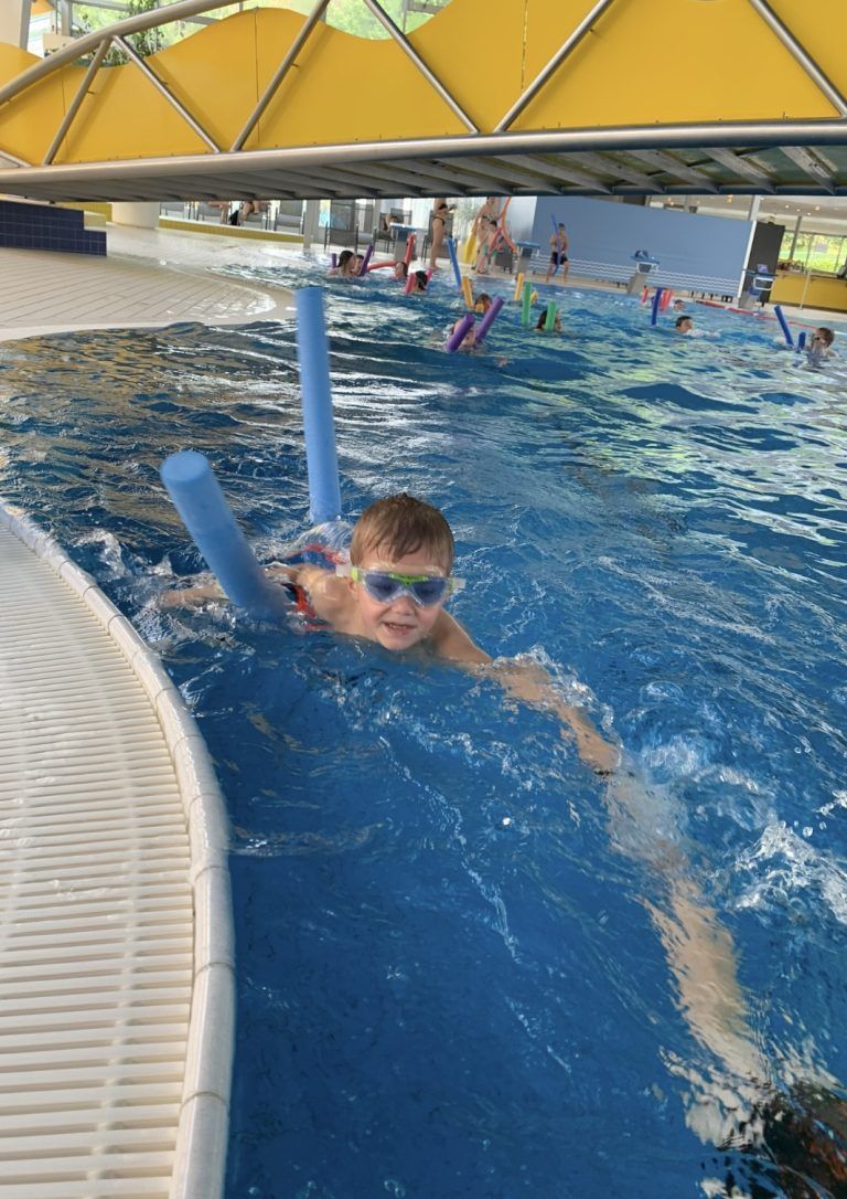 Sicher im Wasser: Bildungscampus Vandans setzt auf Schwimmkompetenz: Ob mit Schwimmhilfe oder später ohne - die Kinder erlernen spielerisch Schwimmen.