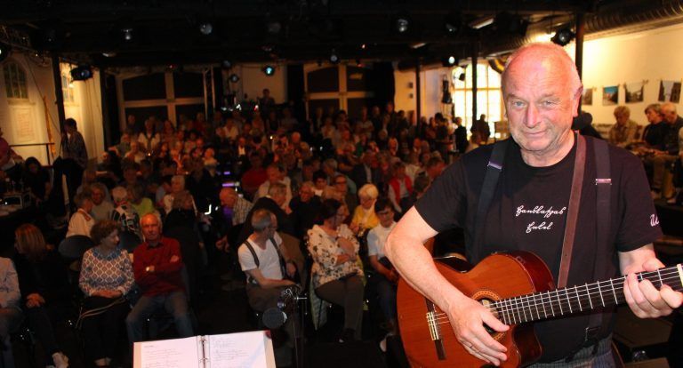 Zehn Stationen für herbstliche Enkel-Tour: Ulli Troy – mit schöpferischen Pausen seit 49 Jahren mit verschiedensten Partnerinnen und Partnern auf der Bühne und noch kein Bisschen müde, sondern voller Tatendrang und Vorfreude auf das goldene 50-Jahr-Jubiläum im kommenden Jahr.