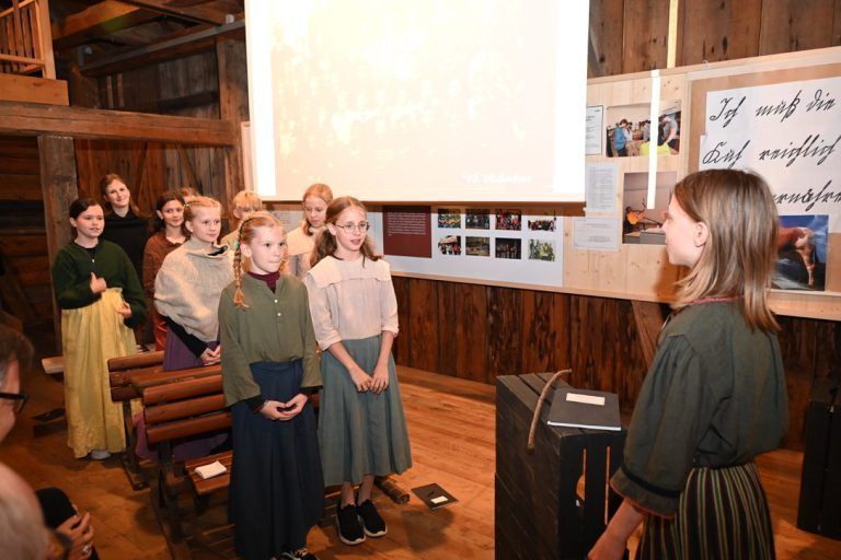 Lebendiger Ort des Lernens: Die Schulspielgruppe führte das amüsante Stück Schule früher - Schule in der Zukunft auf.