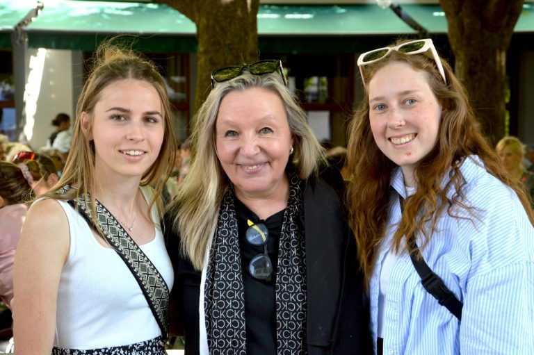 Festpremiere bei Kaiserwetter: Anna Tschugmell, Katharina Skopnik und Raphaela Engstler, v. l.