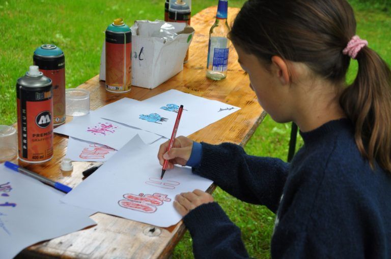 Lernen ohne Druck: Bevor sie sprayten, machen die Schüler Entwürfe für ihren Graffiti-Schriftzug.