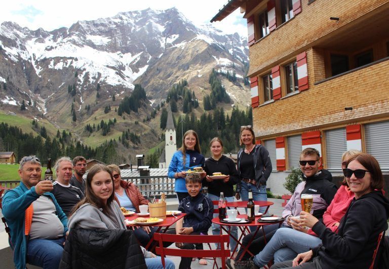 Berghaus – Begegnungszone statt kalte Betten: Auch Urlaubsgäste aus Ulm – die letzten Winter- und zugleich die ersten Sommergäste im Berghaus in Schröcken – durften sich beim Berghaus-Frühlingsfest wie Könige fühlen. STP