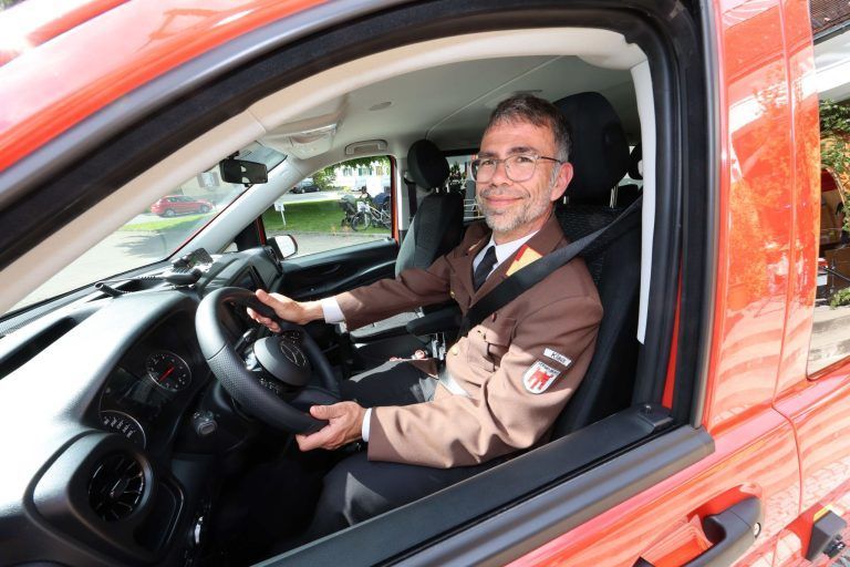 Neues Feuerwehrauto gesegnet und gefeiert: Abschnittsfeuerwehrkdt. Michael Moosbrugger am Steuer des neuen Autos.