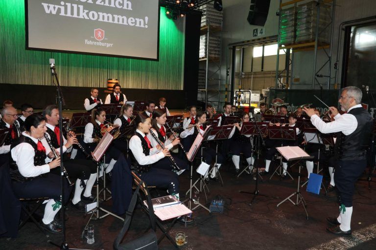 Zwei "Löschmittel" auf einem Nenner: Klaus Melmer leitere die Stadmusik.