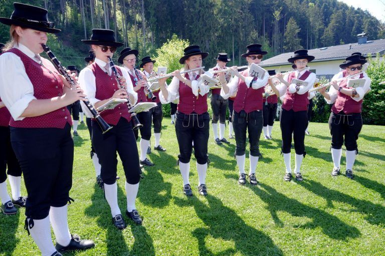 Erster Mai mit zünftiger Blasmusik dabei: Im Garten des Bürgermeisters wurde der Rainermarsch gespielt.