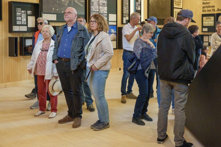 Tag der offenen Tür im Aktionsraum Naturgefahren: Die über 100 Besucher des Tages waren sichtlich Beeindruckt von der informativ gestalteten Ausstellung.