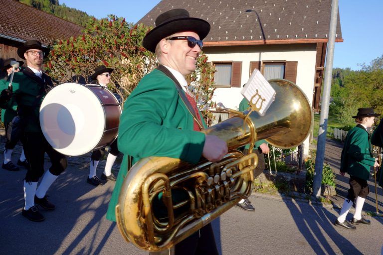 Erster Mai mit zünftiger Blasmusik dabei: Obmann Johannes Decker kurz nach dem Start in Frastafeders.