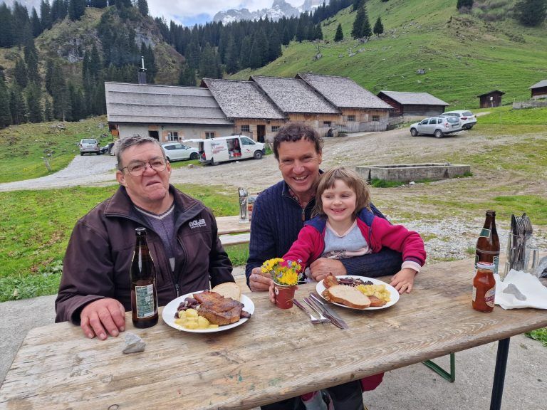 Eine Alpe wird sommerfrisch gemacht: 5 Nach getaner Arbeit schmeckt das gemeinsame Essen besonders gut. Auch Damen waren dabei herzlich willkommen und mit von der Partie 6 Helmut Fleisch mit Töchterchen Lisa-marie und Markus Lins 7 August Montibeller, Franz Scheibenstock und Fleisch Hubert leisteten gute Arbeit am Fuße der Geißspitze 8 Johannes Fleisch mit Familie 10 Helmut Peter überreichte einen Karton voll Holzspäne den fleißigen Helfern. 9 Nach erfolgreichem ehrenamtlichen eEinsatz schmeckt ein feines Essen 11 Unterhalb der Geißspitze liegt die Untere Spora Alpe 12 Die Drei Türme thronen majestätisch über der Alpe 13 Untere Spora Alpe 14 Die Sulzfluh zeigte sich bei gutem Wetter ohne Wolken 15 Sulzffuh Massiv gehört zum Rätikon Fotos: est (Bildergalerie)