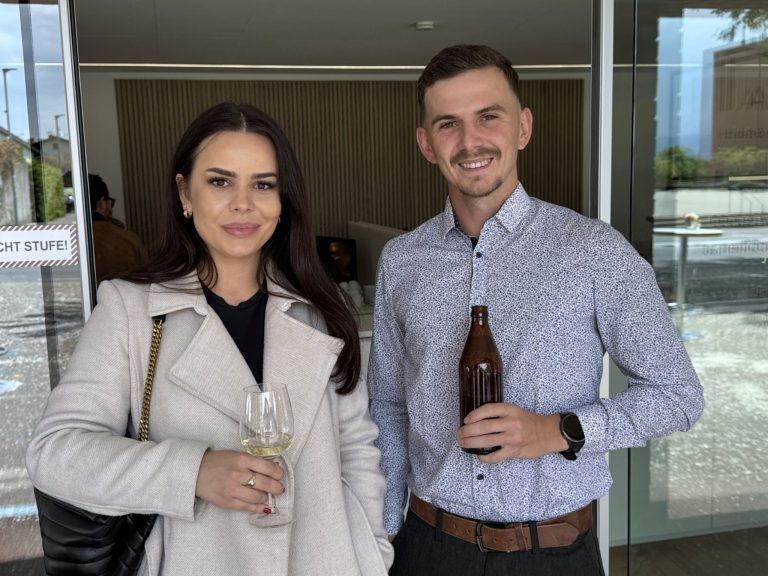 Eröffnung mit Stil: Raumdesignerin Suzana Sterling (Casa Nostra) und Maximilian Sohm (Bau+Energie GmbH)..