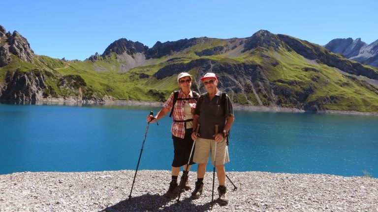 Nachruf auf Leo Herbst: Von der Steiermark ins Ländle: In seiner freien Zeit ging Leo gern wandern - oft in Begleitung von Grete.