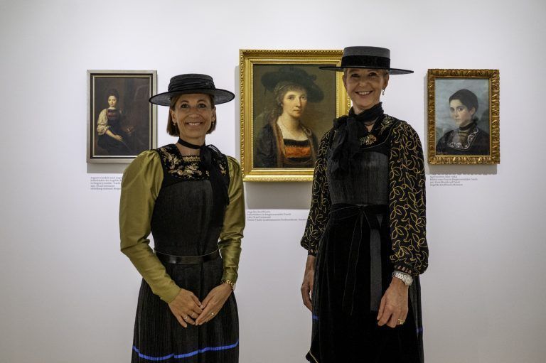 Kunst und Mode vereint: Museumsleiterin Marina Stiehle und Geschäftsführerin Anna Claudia Strolz