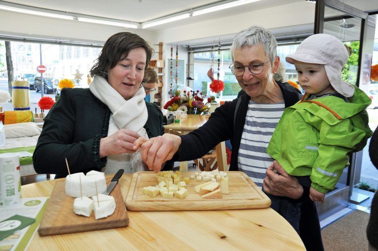 Käsegenuss aus Laterns jetzt auch in Dornbirn: Zur Eröffnung des SB-Kühlschranks gab es Kostproben der Bio-Produkte aus der Hofsennerei Mathis.