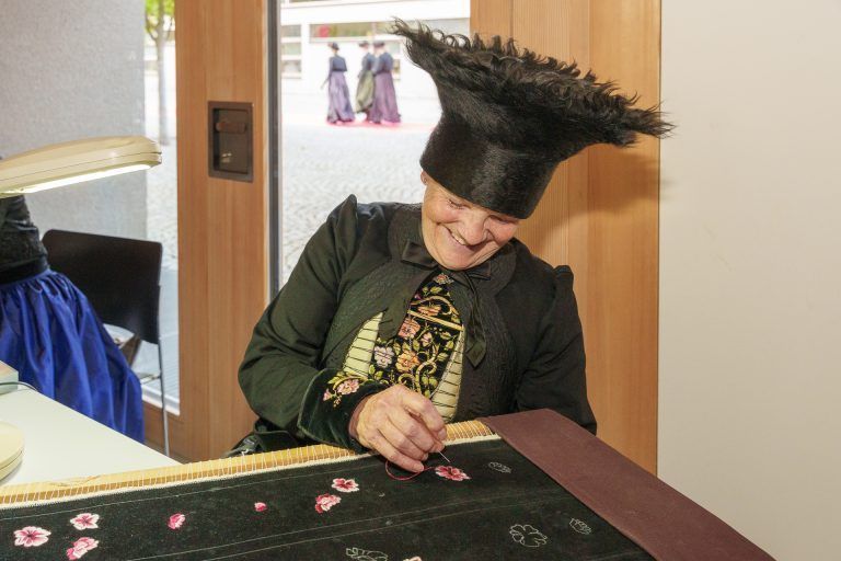 Montafoner Trachten als immaterielles Kulturerbe gefeiert: Trachtenfrauen zeigten die Techniken, die zur Herstellung der wunderbaren Stickereien notwendig sind.n