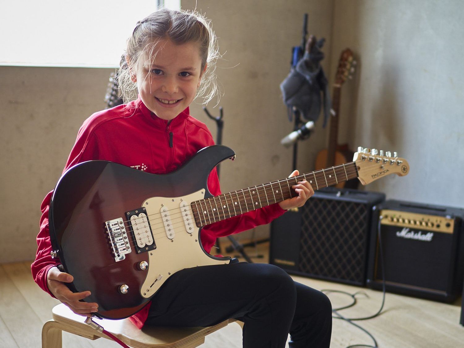 Ein Haus voller Musik: Marielle entdeckt den Klang der Gitarre.