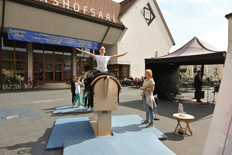 Ein Markt im Zeichen des Sports: Der Lustenauer Verein VRC St. Leonhard war mit ihrem E-Pferd am Markt vertreten und ließ kleine und große Besucher erste Voltigiererfahrungen sammeln.