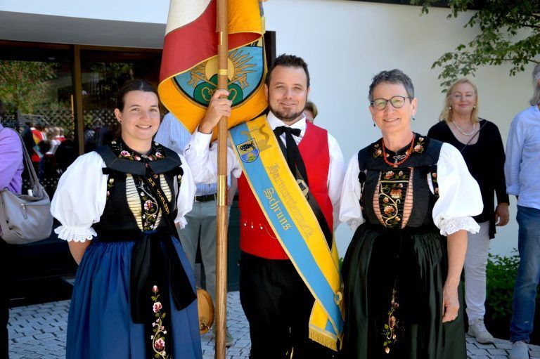 Festpremiere bei Kaiserwetter: Harmoniemusik Schruns-Fähnrich Christoph Mangeng mit den Marketenderinnen Petra Stocker (l.) und Elisa Stemer.