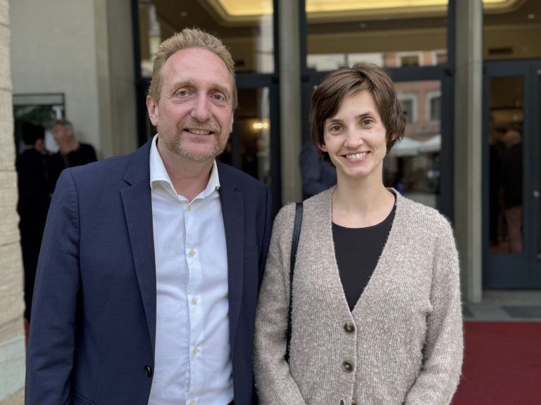 Unterhaltsamer Theaterabend: Daniel Furxer (vorarlberg museum) und Julia Feurstein (ORF).