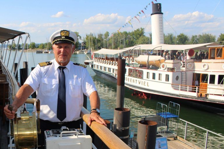 Ein Festival der Schiffs-Nostalgie: Kapitän Fritz Köchle kennt die Schifffahrt wie kaum ein anderer. 1978 heuerte er als Matrose bei der ÖBB-Schifffahrt an, ging zwischenzeitlich in Pension, um 2019 mit der Oesterreich wieder auf die Brücke zurückzukehren.