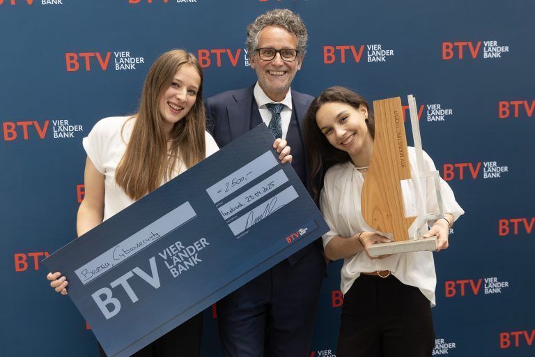 Bezauer Schule hamstert wieder Trophäen: Neben der großen Trophäe gab es von Gerhard Burtscher auch einen stattlichen Siegerscheck.