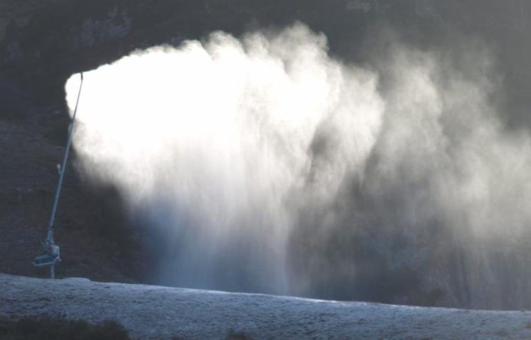 Der April kann’s für den Winter noch richten: Eine anhaltende Frostphase zum Saisonstart ermöglichte es, in mehr als einem Dutzend Nächten flächendeckend zu beschneien und so eine Grundlage zu schaffen, um in einem außergewöhnlich schneearmen Winter den ausbleibenden Naturschnee zu kompensieren.