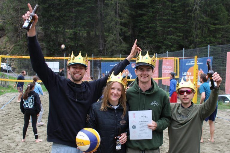 So sehen Sieger aus! Die fetzigen Bibers - das Team von Hotel Biberkopf in Warth - holten die Kronen beim 