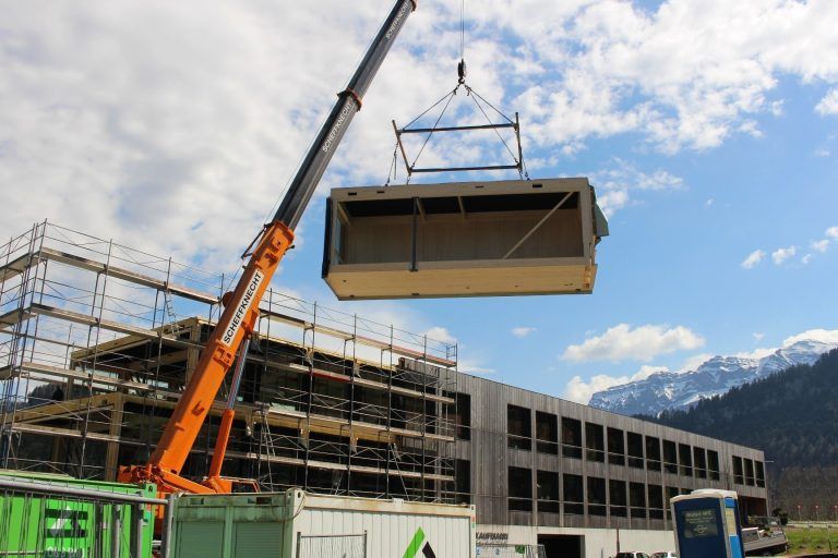Kaufmann Bausysteme erweitert in Reuthe: Bei der Erweiterung der Kaufmann-Firmenzentrale war Anfang des Jahres Spatenstich, nach knapp drei Monaten waren die Baumeisterarbeiten abgeschlossen . . .  